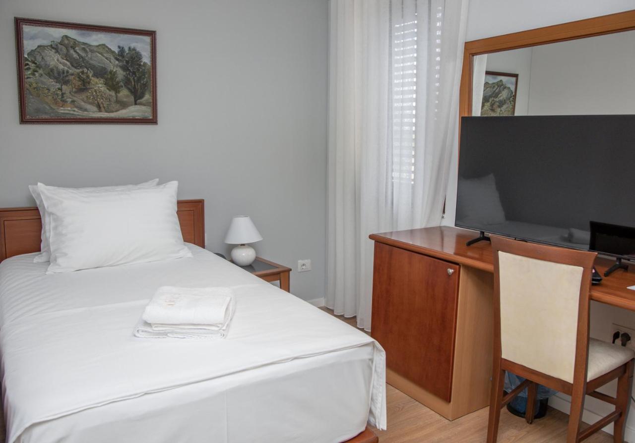 Arber Hotel Тирана Екстериор снимка