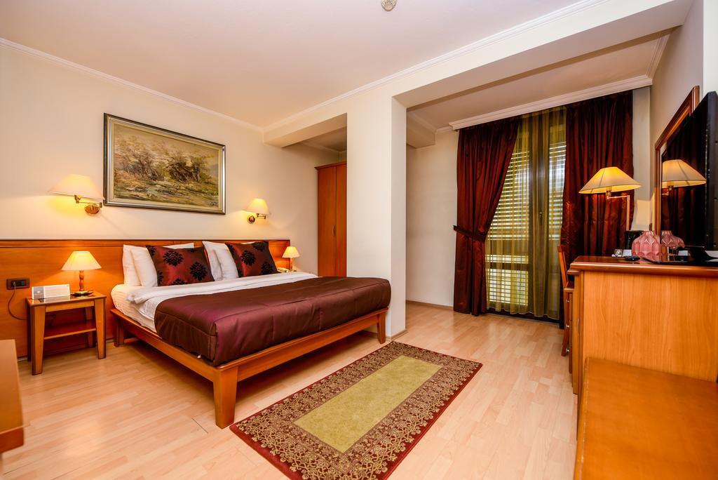 Arber Hotel Тирана Екстериор снимка